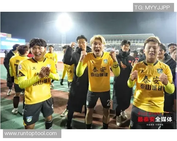 青训小将破门后被队友高高举起